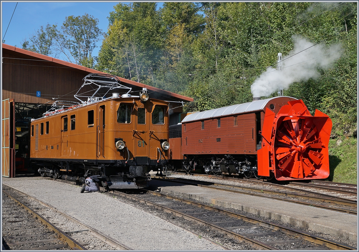 50 Jahre Blonay Chamby - MEGA BERNINA FESTIVAL: Die Bernina Bahn Ge 4/4 81 und die RhB Dampfschneeschleuder X rot d 9214 (1052) in Chaulin.
8. Sept. 2018