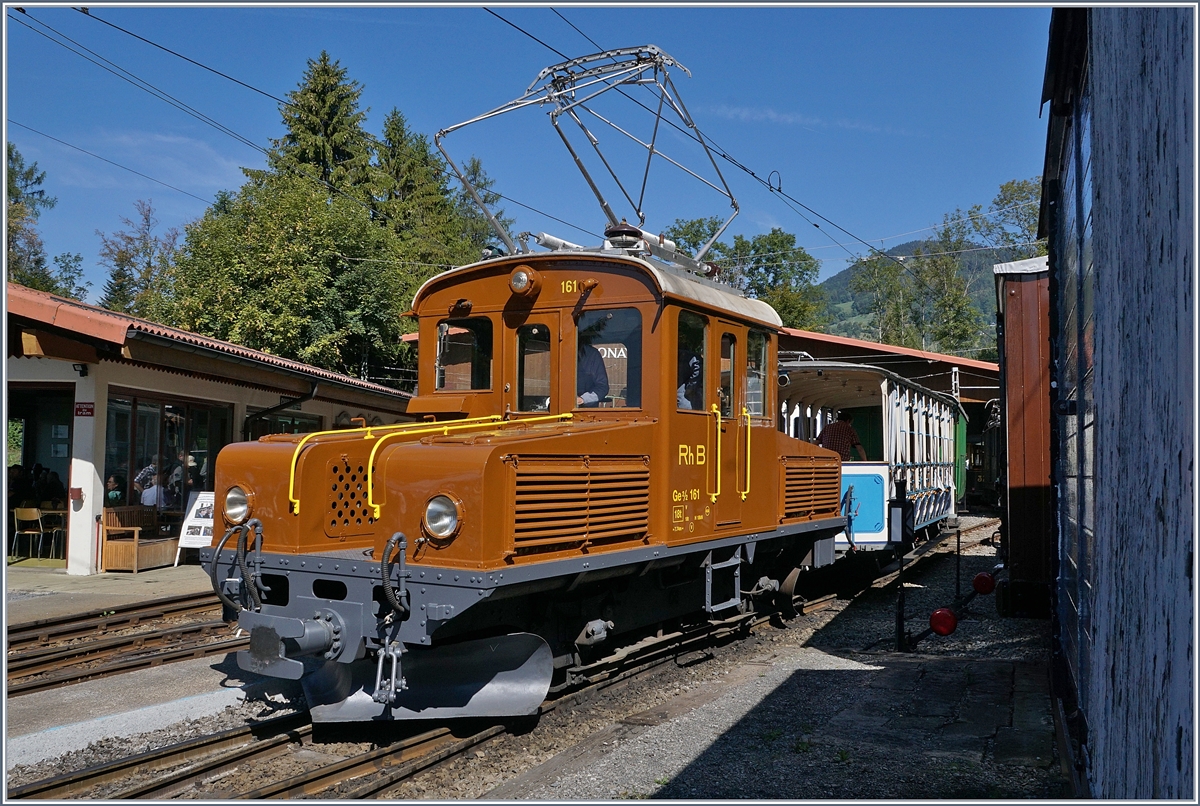 50 Jahre Blonay Chamby - MEGA BERNINA FESTIVAL: Die RhB Ge 2/2 161  Asnin  Eselchen führte auch einige Züge Chaulin - Chamby - Chaulin. Das Bild zeigt die wunderschön hergerichtete Lok in Chaulin. 

8. Sept. 2018.