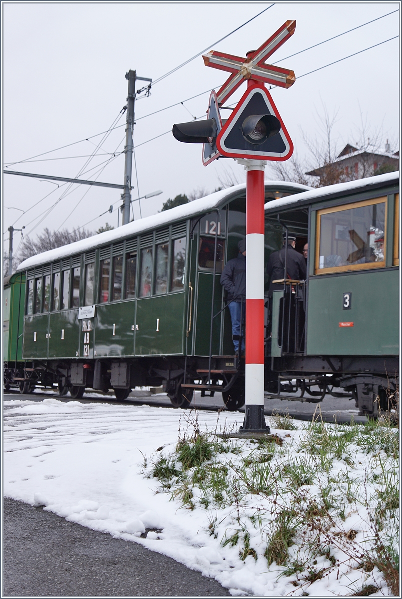 50 Jahre Blonay - Chamby;  Winterdampf :  Der RhB AB 121 rollt vorbei. 
Planchamp den 3. März 2018