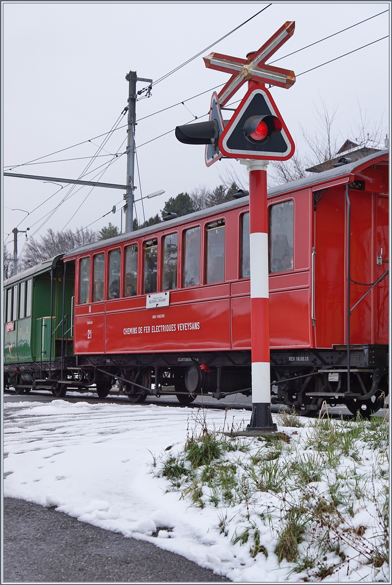 50 Jahre Blonay - Chamby;  Winterdampf :  Der CEV  Schlierenwagen  rollt vorbei. 
Planchamp den 3. März 2018