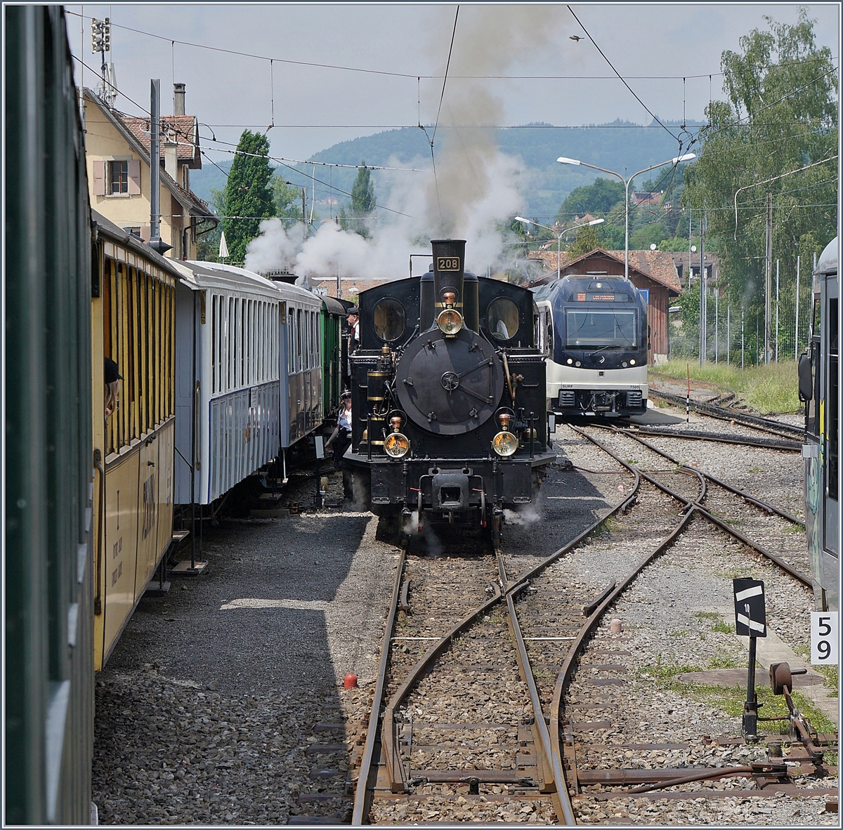 50 Jahre Blonay - Chamby; Mega Steam Festival: Die SBB Brünig Talbahn G 3/4 208 der Ballenberg Dampfbahn ist nicht nur wunderschön, sondern auch schnell, sehr schnell sogar: 105 km/h fährt die schnellste Meterspurlok! Können ist das eine, dürfen das andere: 60 km/h sind erlaubt, doch neue Vorschriften bremsen die Lok weiter aus: mit nur noch max 45 km/h darf die Lok fahren, und dies nur, wenn der kleine Führerstand mit Personal überfüllt wird: Neben dem Heizer sind zwei ! Lokführer vorgeschrieben. Nun sammelt die Ballenberg Dampfbahn Geld, um ein Zugsicherungssystem in die G 3/4 208 einbauen zu können. 

Das Bild zeigt die Lok, als sie bei der Blonay-Chamby Bahn zur 50 Jahr Feier zu Gast war und in Blonay rangierte.
19. Mai 2018 