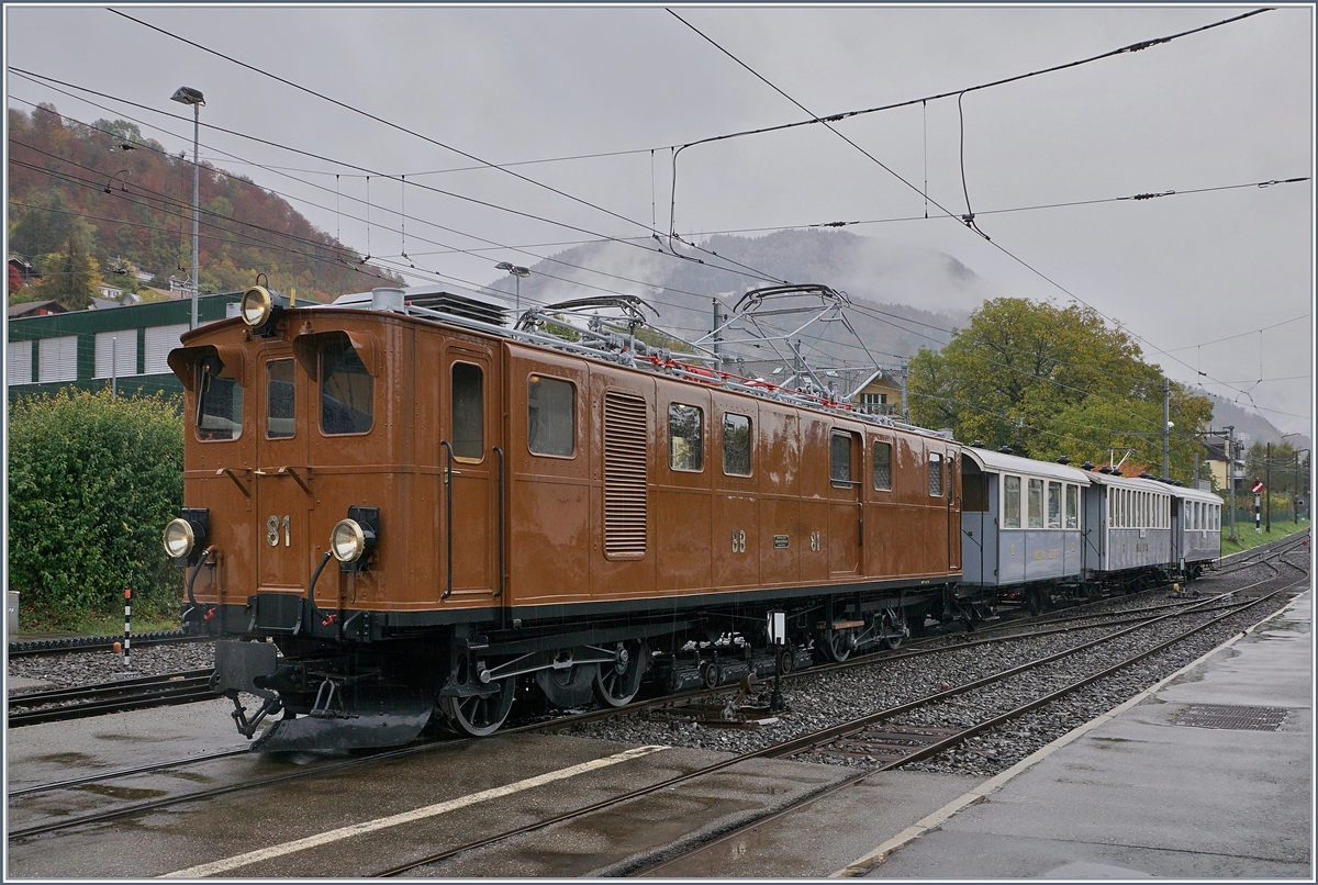 50 Jahre Blonay-Chamby Bahn - und zum Abschluss gab es noch einmal herrliche Moment, wie z.B. die BB Ge 4/4 81 mit dem perfekt passenden Reisezugwagen.

Blonay, den 28. Okt. 2018 