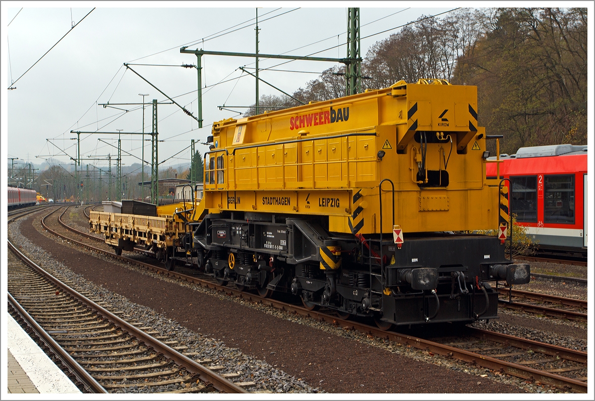 50t-KIROW-Schienenkran EDK 300/5  der Schweerbau, Schweres Nebenfahrzeug Nr. 97 82 31 501 17-9 (ex 60 80 092 3 747-0), abgestellt am 24.11.2013 in Au/Sieg. Davor der Schutzwagen 27 80 3349 005-5 D-WVZ.
Der Kran wurde 1984 vom VEB Schwermaschinenbau  S.M.KIROW   in Leipzig unter der Fabriknummer 34 gebaut.
