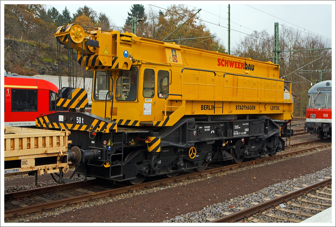 50t-KIROW-Schienenkran EDK 300/5  der Schweerbau, Schweres Nebenfahrzeug Nr. 97 82 31 501 17-9 (ex 60 80 092 3 747-0), abgestellt am 24.11.2013 in Au/Sieg.
Der Kran wurde 1984 vom VEB Schwermaschinenbau  S.M.KIROW   in Leipzig unter der Fabriknummer 34 gebaut.

Technische Daten
Eigengewicht: 100 t
Länge über Puffer: 12.510 mm
Achsanzahl: 6 (in zwei Drehgestellen)
Drehzapfenabstand: 5.690 mm
Achsabstand in den Einzeldrehgestellen: 3.100 mm (2x 1.550 mm)
Fahrgeschwindigkeit im Zugverband: 100 km/h
Fahrgeschwindigkeit mit Eigenantrieb: 6 km/h
Zugelassen als Schwerwagen für Streckenklasse: D4 
kleinster befahrbarer Radius: 120 m