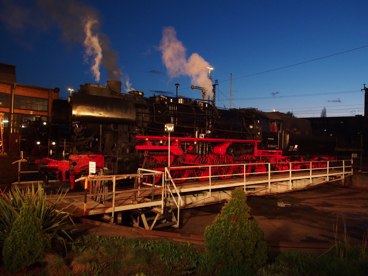 52 8154-8 auf der Drehscheibe bei der Nachtfotoparade im Bw Dresden Altstadt beim 7. Dampfloktreffen zur Bluen Stunde am 17.04.2015.