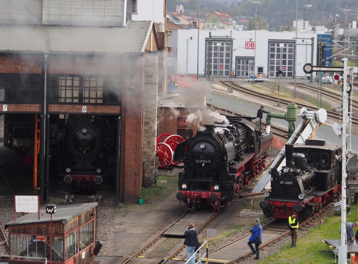 52 8154-8 ist beim Wasserfassen im Bw Dresden Altstadt. Im Sch0ppen steht 01 137, rechts ist 89 6009 aufgestellt. Am 16.04.2015, dem Vortag zum 7. Dresdner Dampfloktreffen.