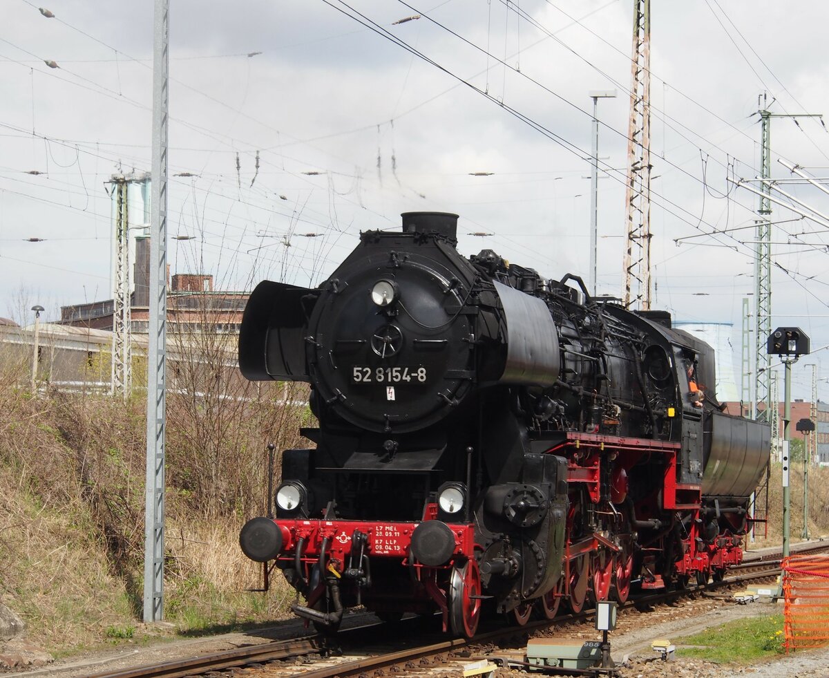 52 8154-8 Führerstandsmitfahrten in Dresden Altstadt beim 7. Dampfloktreffen in Dresden am 17.04.2015.