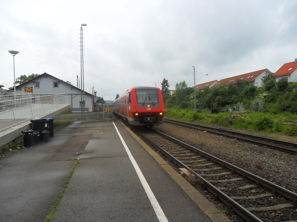 611 035 bei der Einfahrt in den Ehinger Bahnhof als Re 22333 nach Ulm hbf.

Juni 2016