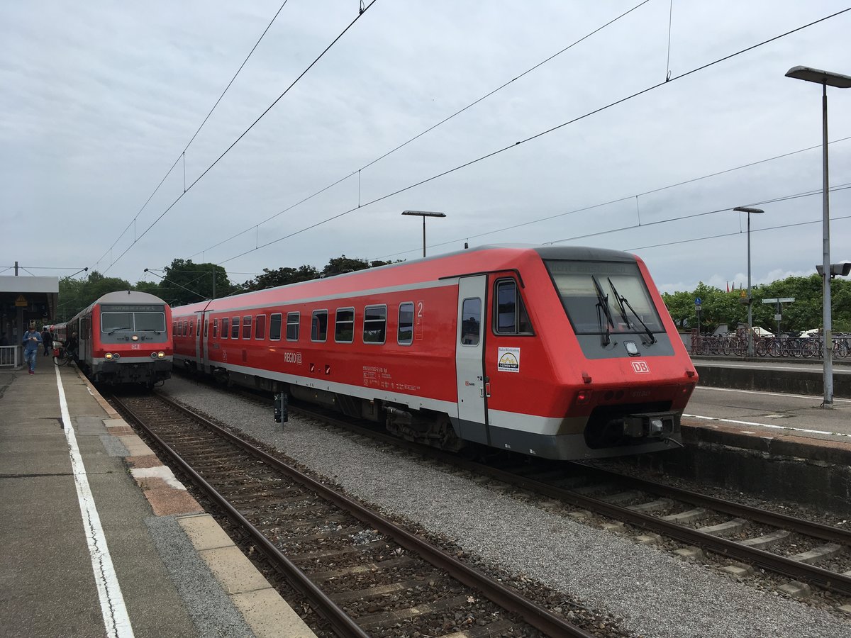 611 035 mit 611 021 und 611 045 als IRE nach Ulm Hbf treffen auf die Freiburger n Wagen die an diesem Tag ihre abschiedsfahrt nach Offenburg über die Schwarzwaldbahn fuhren.

Radolfzell am 05.06.17 

Dieses Bild wird bald doppelt Geschichte sein, da die n Wagen nicht mehr nach Radolfzell kommen und auch die BR 611 demnächst Geschichte sein wird.