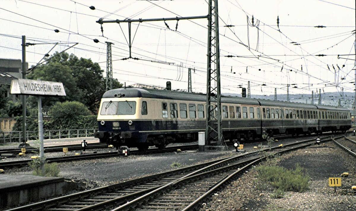 614 069-3 in Hildesheim im Mai 1990.