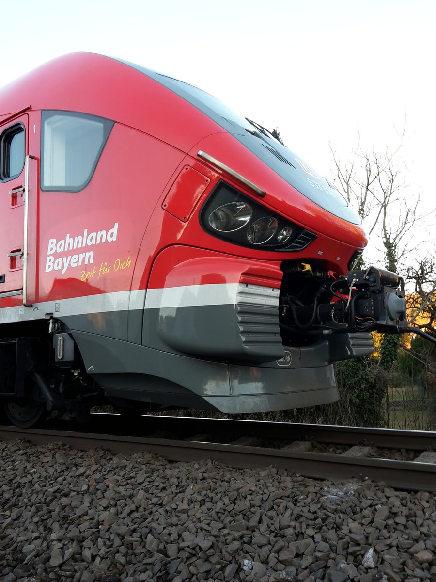 633 039 Pesa Link dreiteilig ist mit 633 548 komplett ausgefallen und steht fast 2 Stunden auf dem Bahnübergang in Bellenberg am 18.11.2020.