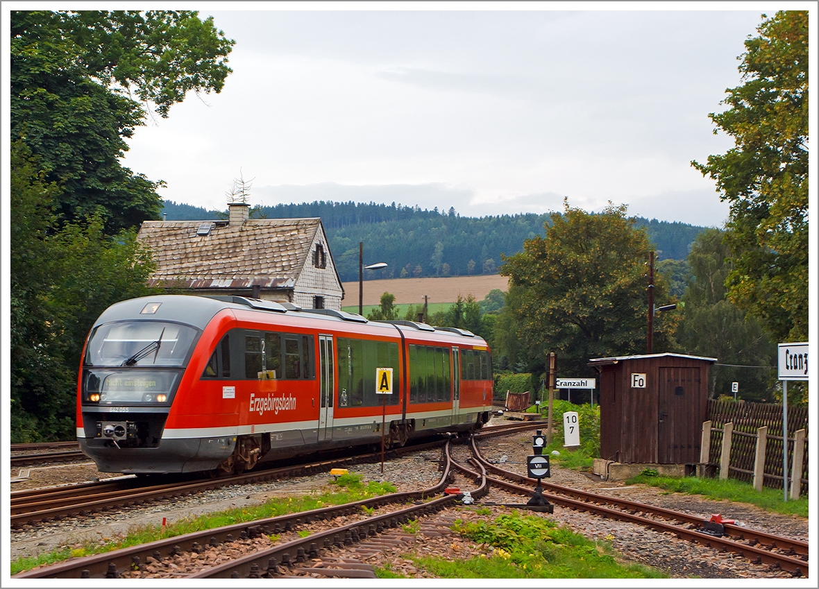 
642 055  Stadt Augustusburg  ein Siemens Desiro Classic der Erzgebirgsbahn (DB Regio) fährt am 26.08.2013 in den Bahnhof Cranzahl, er kommt über die KBS 517 von Annaberg-Buchholz. 
Das 750 mm-Schmalsppurgleis zum BW und Güterbereich der Fichtelbergbahn kreuzt hier das Normalspurleis.

Technische Daten:
Hersteller:  Siemens Mobility
Baujahr:  ab 2000
Anzahl der gebauten Fahrzeuge:  237 Stück für DB AG
Achsfolge:  B´(2)B´
Länge über Puffer:  41.700 mm
Breite:  2.830 m
Leergewicht:  82 t
Antrieb:  2 x Sechszylinder-Dieselmotoren von MTU
Kraftübertragung:  mechanisch mit hydraulischen Anfahrwandler
Motorleistung:  2 x 275kW oder2 x 315 kW
Höchstgeschwindigkeit:  120 km/h
Anzahl Sitzplätze 1. Klasse:  12
Anzahl Sitzplätze 2. Klasse:  109
Anzahl Stehplätze:  90