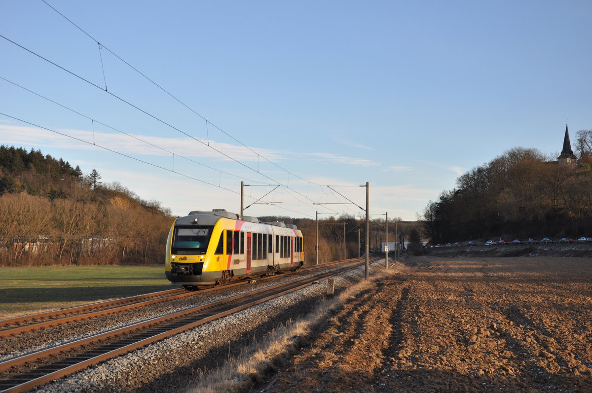 648 151, ein LINT von der DreiLänderBahn der HLB, war am Nachmittag des 14. Februar 2021 auf dem Weg als RB21 Wiesbaden Hbf - Limburg (Lahn) und wurde dabei bei Niederbrechen aufgenommen wurden.
Lediglich sonntags gibt es einen RB21-Umlauf, gefahren von einem 648, auf der Main-Lahn-Bahn. Der andere Umlauf wird -wie üblich- mit einem Triebzug der Baureihe 642 gefahren. 