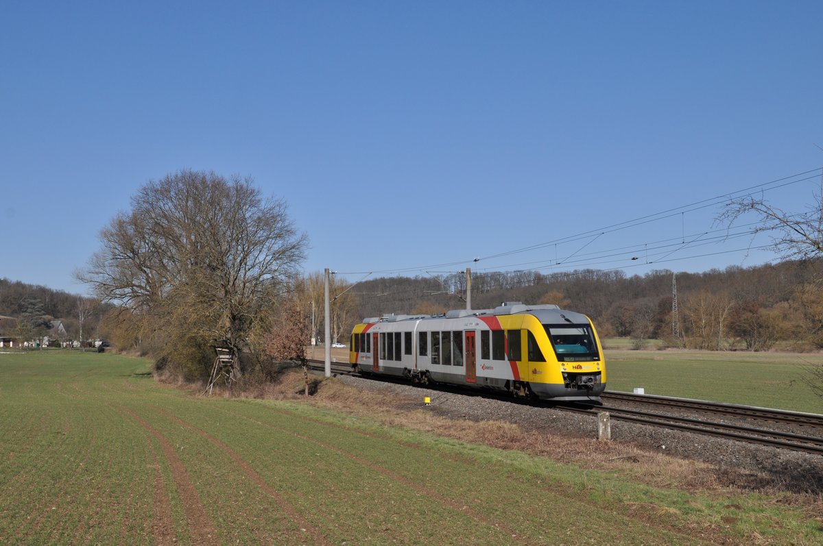 648 165, ein LINT von der DreiLänderBahn der HLB, war am 28. Februar 2021 als RB21 Limburg - Wiesbaden Hbf unterwegs und wurde dabei bei der Ausfahrt aus dem Haltepunkt Lindenholzhausen aufgenommen. 
Seit dem Fahrplanwechsel 2020/21 kommt wieder planmäßig ein Triebzug der Baureihe 648 sonntags auf die Strecke: Dieser schert am frühen Vormittag in einen RB21-Umlauf ein (13:18 Uhr ab Limburg) und fährt dann eine Runde nach Wiesbaden, an manchen Sonntagen geht es auch zweimal nach Wiesbaden (17:18 Uhr ab Limburg). Die RB21 wird werktags sonst mit Zügen der Baureihe 642 und 646 gefahren. 