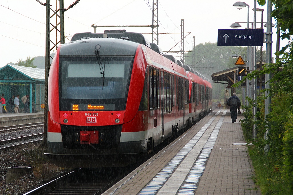 648 345, 648 351 und 648 451 als RB 15916(Kieler Woche) bei typisch nordischem Wetter auf dem Weg nach Husum. Schleswig 16.06.12