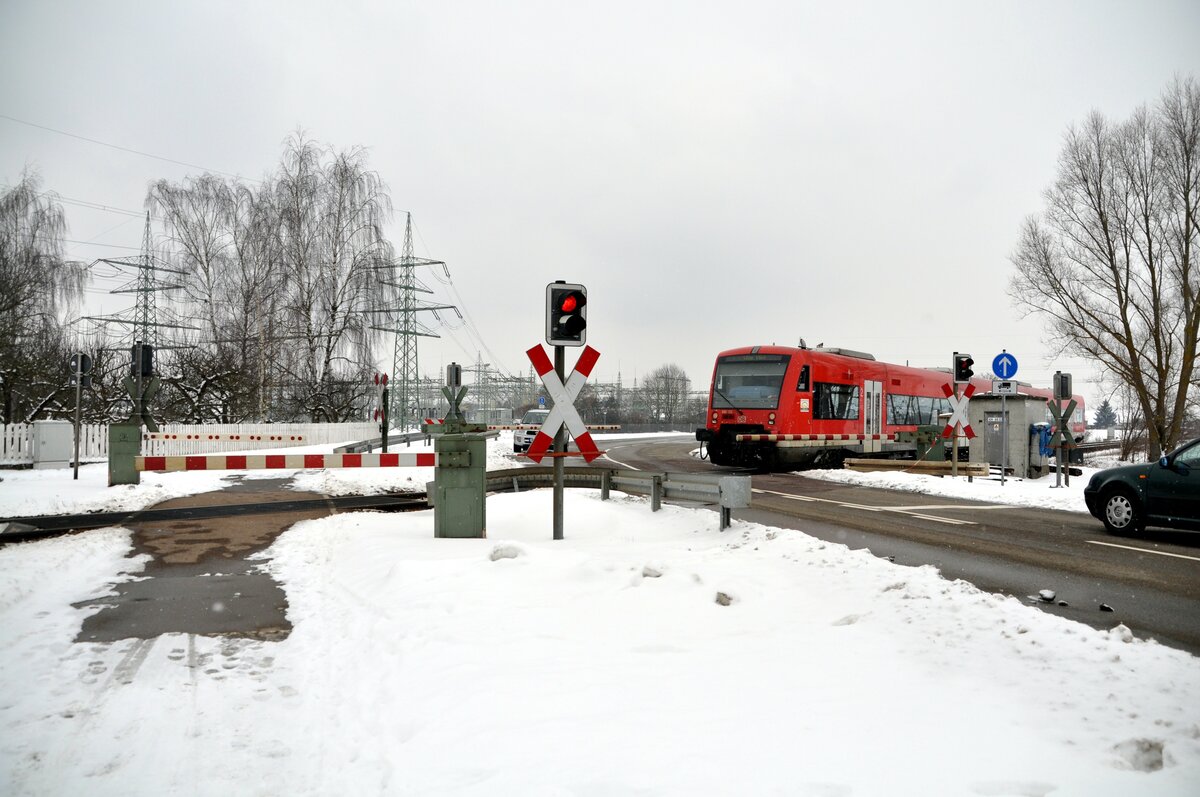 650 322 und 323 beim Bahnübergang zwischen Bellenberg und Vöhringen am 14.02.2011.
