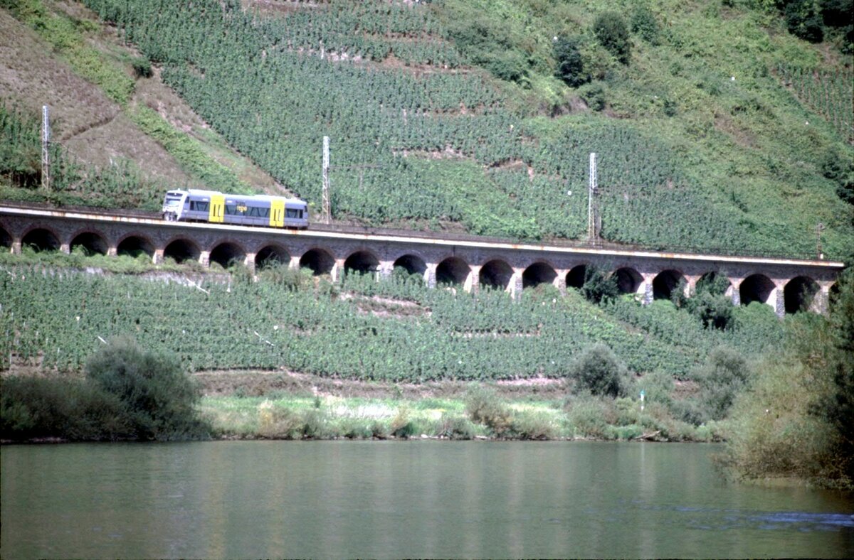 650 VT 02 transregio auf dem Lehnviadukt bei P�nderich am 15.08.2002.