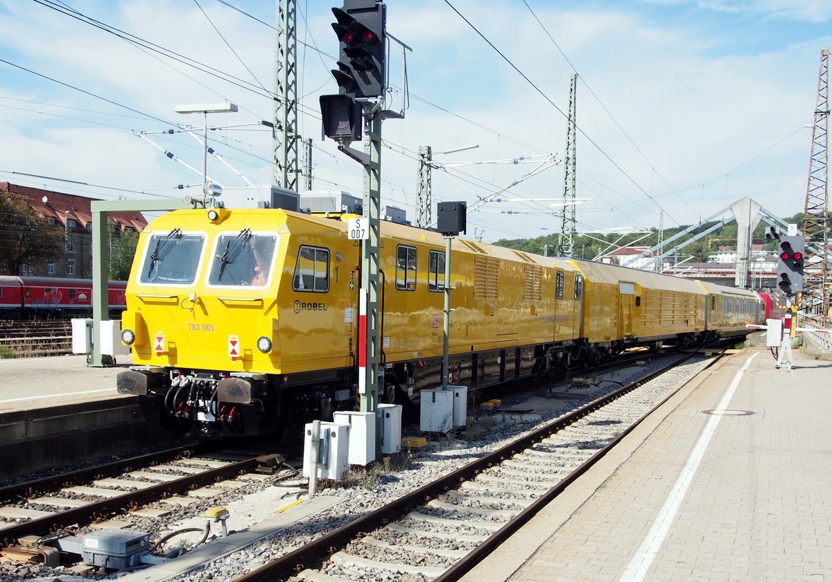 782 001 ein neuer Robel Netz Instandhaltung Zug D-DB 99 80 9110 079-7 im Schlepp von 101 062-8 in Ulm am 16.09.2020. Zun�chst wurde der Zug aus dem Fahrzeugbereich in Ulm r�ckw�rts in den Bahnhof geschoben, um dann in Richtung Stuttgart �ber die Alb gezogen zu werden.
