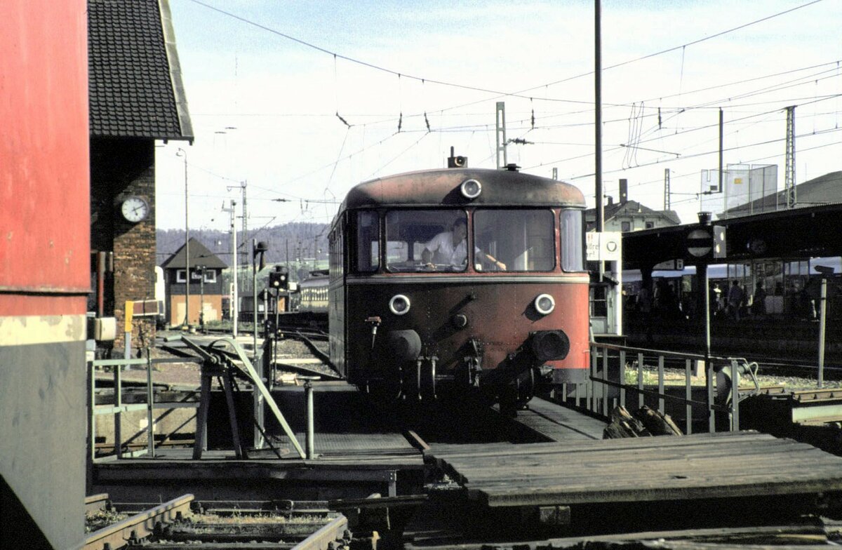 798 in Bebra auf der Drehscheibe im Mai 1990.