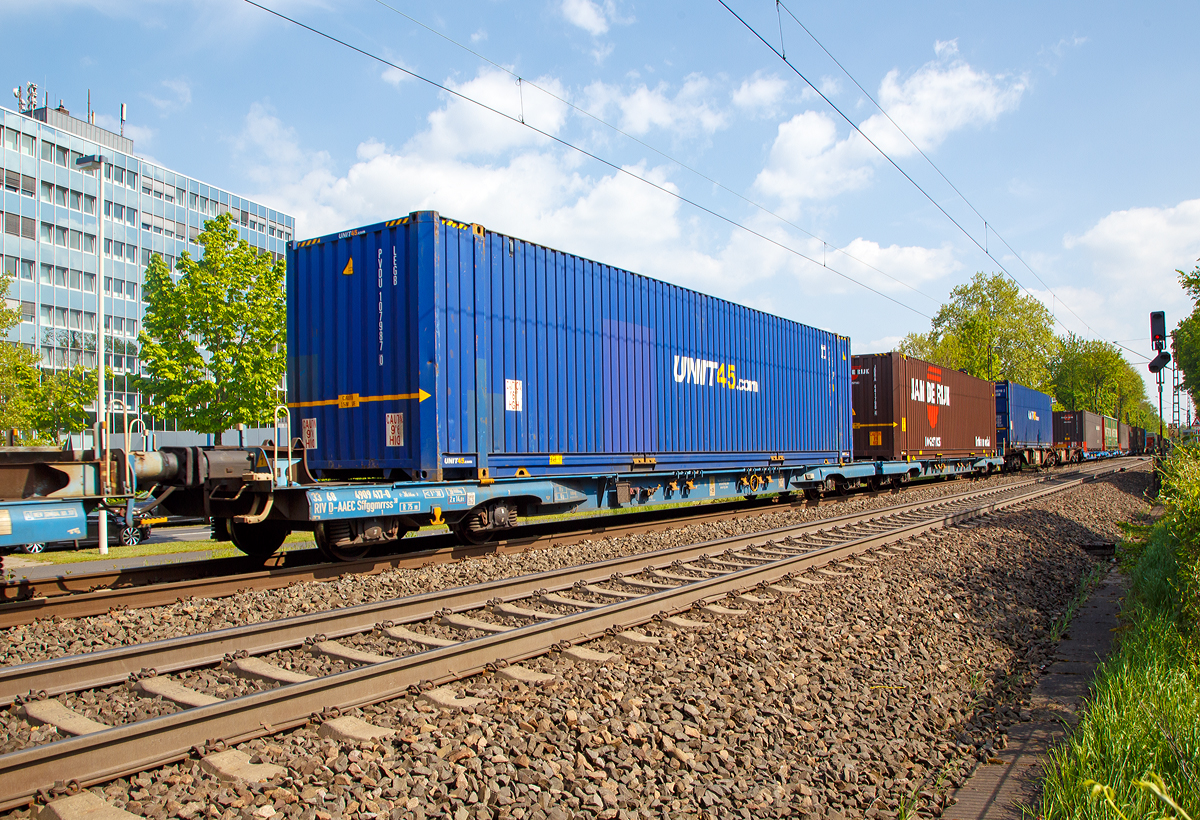 8-achsiger Niederflur-Containertragwagen (Megafret) 33 68 4909 417-0 D-AAEC der Gattung Sffggmrrss 38 der AAE Cargo AG (heute zur VTG), beladen mit zwei 40‘ Containern, am 30.04.2019 im Zugverband bei der Durchfahrt in Bonn-Gronau (n�he dem Bf Bonn UN Campus).

Die UIC Nummer ist hier noch nach dem alten Schl�ssel, so steht die dritte und vierte Ziffer als f�r Kode f�r das Eigentumsmerkmal (68 = Gemeinschaft der Bentheimer Eisenbahn und der Ahaus–Alst�tter Eisenbahn). Bis Ende 2005 wurde mit ihm der Eigent�mer eines Wagens kodiert, dann trat der zweistellige L�ndercode an seine Stelle. So st�nde nach dem neuen Nummernsystem eine 80 f�r Deutschland hier.

Diese Wagen mit zwei tiefen Plattformen auf vier Drehgestellen (acht Achsen) eignet sich zum Transport von 20‘, 30‘, 40‘ Containern und Wechselbeh�ltern nach UIC 592 Norm, in symmetrischer und asymmetrischer Ladekonfiguration auf der kompletten Ladel�nge. Die Gesamtl�nge des Wagens wird mit Hilfe eines kurzen Kupplungssystem zwischen den zwei Tiefladeplattformen optimiert.

Bei einer Ladeh�he von nur 825 mm ist es m�glich, Container von 9‘6“ (Highcube) durch den �rmelkanal-Tunnel in europ�ische Terminals zu transportieren.

Volumeng�ter k�nnen ausgezeichnet transportiert werden und es ist m�glich, Wechselbeh�lter und Container mit einer externen H�he von 3.220 mm innerhalb des C-45 Profils zu fahren.

TECHNISCHE DATEN:
Spurweite: 1.435 mm
L�nge �ber Puffer: 36.440 mm
Drehzapfenabstand: 2 x 13.080 mm
Radsatzstand in den Drehgestellen: 2.000 mm
Laufraddurchmesser: 730 mm (neu) 
Ladel�nge: 2 x 16.105 mm
Eigengewicht: ca. 39 t
Nutzlast: ca. 89 t
Max. Geschwindigkeit bei 135,0 t: 100 km/h
Max. Geschwindigkeit bei 120,0 t: 120 km/h
Kleinster bef. Gleisbogenradius: 150 m (im Zugverband) / 75 m der Einzelwagen
Intern. Verwendungsf�higkeit: RIV
