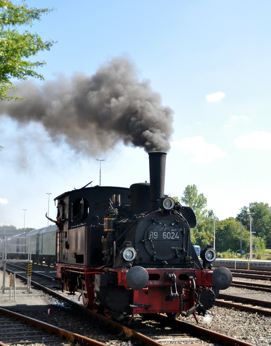 89 6024 im Deutschen Dampflokmuseum Neuenmarkt Wirsberg am 03.09.2011. Von Henschel erbaut Typ Bismark, diese basiet auf den Lokomotiven der preußischen Gattung T 3.  Anfangs Lok 41 der Kyffhäuser Kleinbahn; ab 1925 Lok 2 der Kleinbahn Erfurt-Nottleben; ab 1941 Kleinbahn Bebitz-Alsleben als  269 . Die heutige Betriebsnummer ab 1949 durch die DDR als Werkslok im Raw Görlitz; 1977 Verkauf an das DDM (Quelle Internet-Seite DDM).
