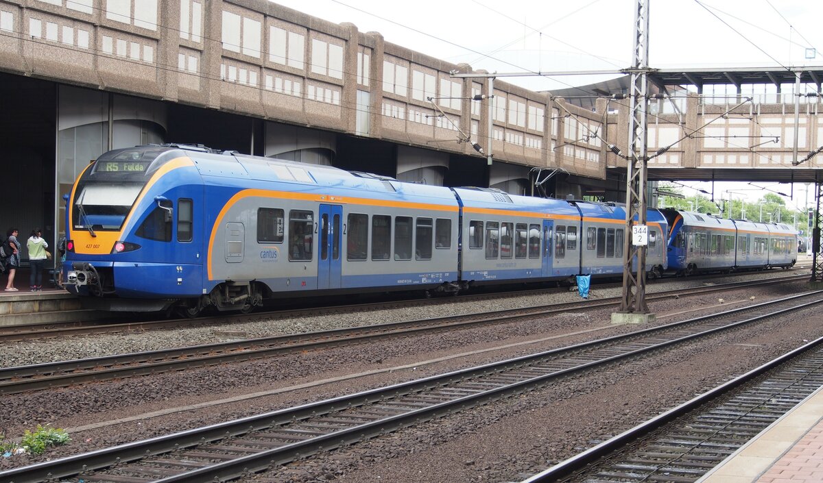 94 80 0427 141-7 D-CAN und ein weiterer Flirt der Cantus Verkehrsgesellschaft in Kassel  Wilhelmshöhe am 13.06.2014.