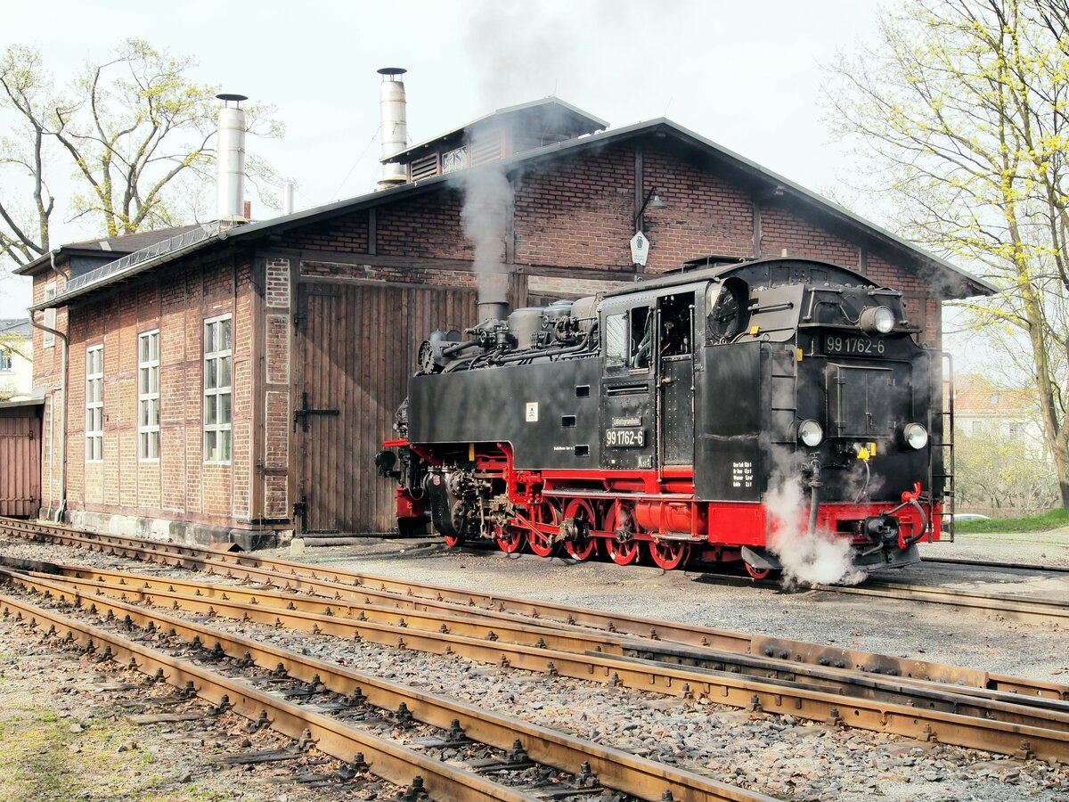 99 1762-6 beim Umsetzen und Wasserfassen in Radeberg am 12.04.2016.