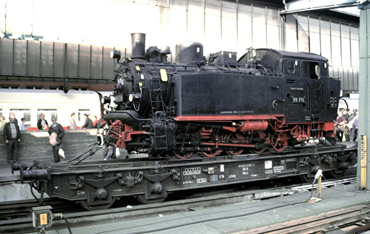 99 716 auf Spezialtransportwagen f�r Schalspurfahrzeuge auf dem Weg nach Meiningen mit Ausstellungsstop in Stuttgart am 22.10.1995.