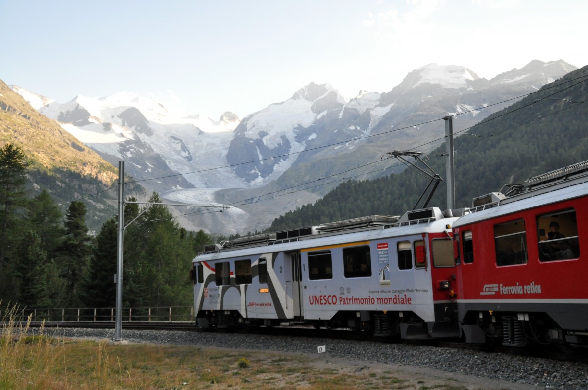 ABe 4/4 Nr.51 und 53 auf der Bernina-Strecke am 27.08.2009. Der Triebwagen 51 tr�gt die Werbung f�r das Weltkulturerbe, das Landwasserviadukt.