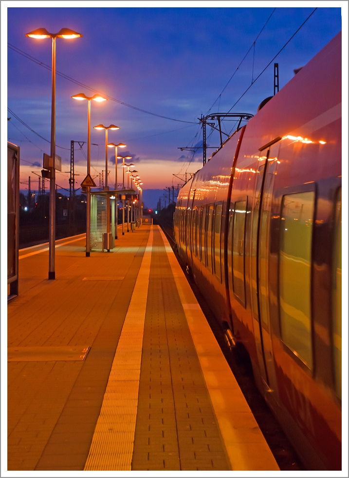 Abendstimmung am Bahnsteig:

Zwei gekuppelte 4-teilige Tallent 2 als RE 9 (rsx - Rhein-Sieg-Express)  Siegen - K�ln - Aachen fahren am 28.04.2013 um 21:20 Uhr von Troisdorf weiter in Richtung K�ln.