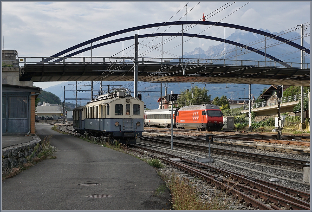 Abgebügelt und im Schatten fehlte mir für ein Foto des historische ASD BCFe 4/4 N° 1 in Aigle etwas. Gerade recht zur Bildgestaltung kam mir dann die gerade einfahrende Re 460 mit ihrem IR 90 auf dem Weg nach Genève Aéroport, der einen gewissen Kontrast ins Bild bringt. 

1. Sept. 2019