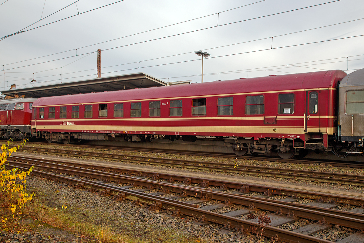 Abteilwagen Bm, D-EURO 56 80 22 - 80 036-7 der Euro-Express Sonderz�ge GmbH & Co. KG am 05.12.2015 im Zugverband in einem Dampfsonderzug in Kreuztal.

Technische Daten:
Spurweite: 1.435 mm
Anzahl der Achsen: 4 (in zwei Drehgestellen)
L�nge �ber Puffer: 26.400 mm
Drehzapfenabstand: 19.000 mm
Achsstand im Drehgestell: 2.500 mm
Gewicht: 40 t / 45 t
Bremse: KE-GPR   P 47 t G 36 t
Zul�ssige H�chstgeschwindigkeit: 160 km/h 
Zugelassen in den L�ndern: D, A, B, CH, CZ,DK, F, I, H, HZ, L, NL, PL und TC 

Inneneinrichtung: 
12 Abteile / 72 Sitzpl�tze
2 WCs mit Waschgelegenheiten
