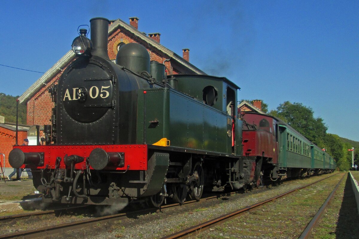 AD-05 steht mit der stündlich verkehrender Dampfpendel am 21 September 2019 während das Weekend-á-Vapeur in Treignes abfahrtbereit.