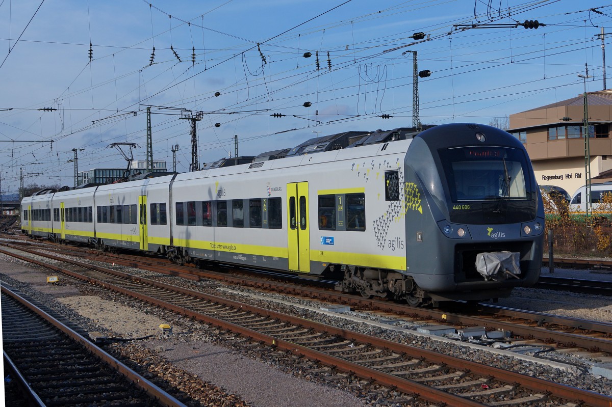 agilis: Neuer Triebzug 440 606 von agilis bei der Einfahrt in den Bahnhof Regensburg am 21. November 2014.
Foto: Walter Ruetsch