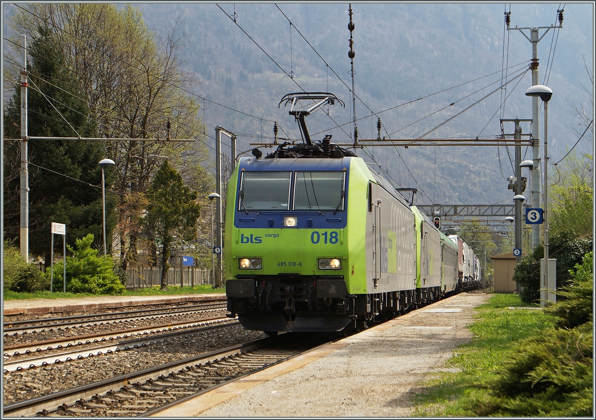 Als ich in Varzo auf Gleis drei auf meine Zug wartet, kamen �berraschend die beiden BLS Re 485 mit einer RoLa. 
11. April 2015
