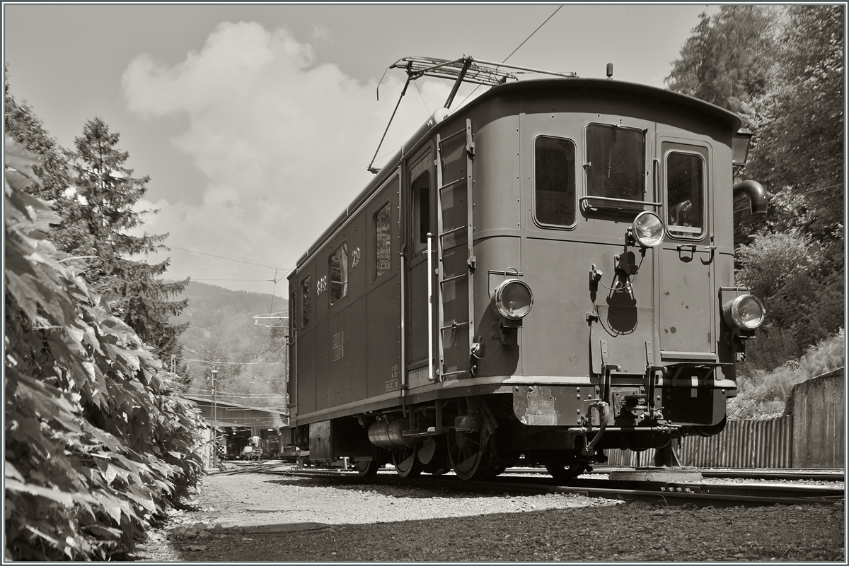 Als S/W Variante: Die BOB HGe 3/3 N� 29 bei der B-C in Chaulin. 1. August 2014 