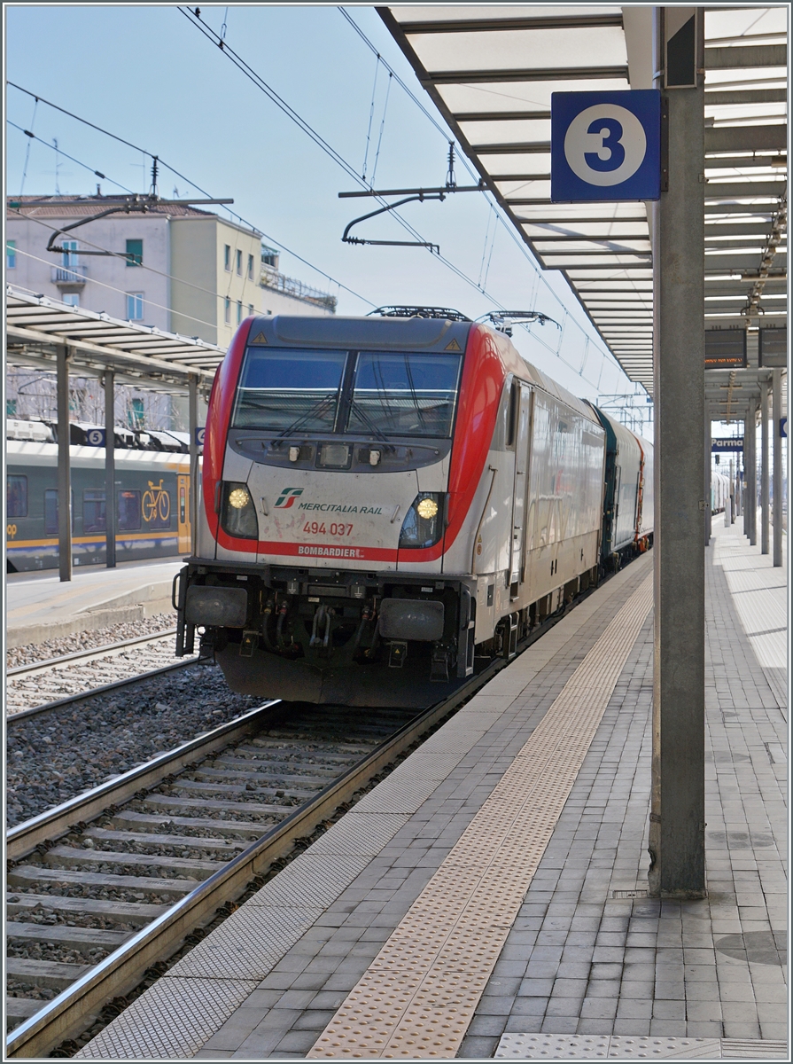 Als wir in Parma aus unseren ETR 500 nach Milano warteten, kamen zu meinem Verdruss die meisten Güterzüge von Süden her, d.h. sie waren im Gegenlicht...
Die FS Trenitalia MERCITALIA RAIL E 494 037 fährt mit ihrem Güterzug durch den Bahnhof von Parma.

16. März 2023