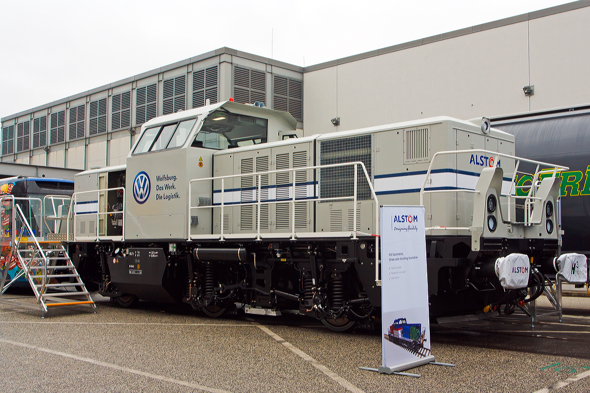 Alstom pr�sentierte am Freigel�nde auf der Inno Trans 2014 in Berlin (hier 26.09.2014) die neue Alstom H3 als Hybrid-Variante f�r das Volkswagenwerk in Wolfsburg. 

Die Lok wurde 2014 von der Alstom Lokomotiven Service GmbH in Stendal (ex RAW Stendal) unter der Fabriknummer H3-00003 gebaut und hier auf der InnoTrans 2014 pr�sentiert. Im Juni 2015 erfolgte nach der Zulassung durchs EBA und Vergabe der Nummer 90 80 1002 003-4 D-ALS die Auslieferung an V.A.G. Transport GmbH & Co. OHG, Werk Wolfsburg (VW). 

Die Alstom Lokomotiv-Plattform f�r Rangier- und Streckeneins�tze erm�glicht den Betreibern neue und �u�erst flexible betriebliche Konzepte bei h�chstem Umweltstandard zu wirtschaftlichen Gesamtkosten. Mit einem minimal befahrbaren Gleisbogenradius von 60 Metern und einer H�chstgeschwindigkeit von 100 km/h sind alle Lokomotiven �berwiegend f�r den Rangier- und leichten Streckenbetrieb ausgelegt. Die Kunden k�nnen abh�ngig von ihrem Einsatzprofil auf einer identischen Lokomotivplattform zwischen unterschiedlichen Modulen zur Energieerzeugung/-speicherung w�hlen: Von der reinen Akkulokomotive, einer Hybridversion mit einem Generator und Batterie, einer Lokomotive mit zwei Generatoren und Start-Stopp-Technik bis hin zu einer Bauform mit einem 1000 kW-Generator. 

Die Plattform verf�gt generell �ber gleiche Fahrzeugrahmen mit drei einzeln �ber Drehstrommotoren angetriebene, bogengenau gesteuerte Rads�tze. Alle Lokomotivtypen weisen identische Bremsausr�stung, Leistungselektronik und Leittechnik-Plattform auf. Die H3 Lokomotive wird mit einer vollst�ndigen Zulassung des Eisenbahn Bundesamtes im Jahr 2015 lieferbar sein. Eine Betriebserlaubnis nach BOA ist optional m�glich. Nach der Zulassung in Deutschland wird die H3 Plattform auch in anderen L�nderspezifikationen erh�ltlich sein.

Das Fahrwerk stellt eine technologische Besonderheit der H3 Lokomotiv-Plattform dar: Drei zur Fahrzeugmitte symmetrisch angeordnete Rads�tze mit einem ungew�hnlich langen Achsabstand von 3,2 Metern. M�glich wird dieses durch eine spezielle hydraulische Koppelung der Rads�tze, die eine bogengenaue Drehung der Endrads�tze und Querverschiebung der Mittelachse erwirkt. Die bogengenaue Einstellung der Rads�tze reduziert die Kosten f�r die Wartung und Instandhaltung der Rads�tze und bewirkt in Rangierbereichen ohne Spurkranzschmierung eine Reduktion des Schienenkopfverschlei�es auf ein Minimum.

Alstom bietet folgende vier verschiedene Varianten an, die alle auf einer identischen Plattform basieren:

600 kW Batterie Lokomotive
Die reine Batterieversion ist mit zwei leistungsstarken Akkus�tzen ausgestattet, die eine Maximalleistung von 600 kW erreichen k�nnen. Sie wurde f�r den leichten und emissionsfreien Rangierdienst entwickelt. Die Batterien sind in Ihrer Kapazit�t begrenzt, k�nnen aber durch erneuerbare Energiequellen wieder aufgeladen werden. Die Anfahrtszugkraft ist mit 240 kN vergleichbar mit allen anderen H3-Varianten.

700 kW Hybrid Lokomotive (wie diese hier)
Die H ist mit einem 350 kW Dieselgenerator und einer Batterie ausgestattet. Sie ist vor allem f�r den schweren Rangierdienst geeignet. Ein au�ergew�hnlich wirtschaftlich- und umweltfreundlicher Dieselgenerator l�dt die Batterie und kann ebenfalls direkt den elektrischen Motor zu Spitzenlasten betreiben. Bei Teilbelastung l�uft die Lokomotive batteriebetrieben und spart somit im Vergleich zu anderen, herk�mmlichen Lokomotiven 30 - 50 % Dieseltreibstoff ein.

700 kW DualEngine Lokomotive
Zus�tzlich bietet Alstom eine DualEngine Variante, welche je nach Anforderungen, besonders f�r eine Kombination aus Strecken- und Rangierdienst geeignet ist. Zwei Motoren, mit gleicher Leistung erlauben f�r eine flexible Energiehandhabung, und eine Leistung von bis zu 700 kW. Bei einer Teilbelastung arbeitet die Lokomotive mit nur einem Generator und spart somit im Vergleich zu einer herk�mmlichen SingleEngine Diesel-Hydraulic Lokomotive 15 % Diesel.

1000 kW SingleEngine Lokomotive
Die vierte Variante ist eine 1000 kW SingleEngine Lokomotive. Dieser Lokomotiventyp ist weltweit die erste Lokomotive ihrer Art, die mit 3 Achsen eine H�chstgeschwindigkeit von 100 km/h erreicht. Deshalb ist diese Lokomotive die flexibelste in ihrer Leistungsklasse und spart �berdies bis zu 8% Diesel ein und kann nicht nur im leichten Streckendienst, sondern auch im Rangierbetrieb uneingeschr�nkt eingesetzt werden.

Entwickelt wurden die Loks bei ALTOM in Stendal, wo sie auch gebaut werden.

Technische Daten der H3 - 700 kW Hybrid
Spurweite:  1.435 mm
Achsformel: A’AA’
L�nge: 12.800 mm
Achsenabstand: 3.200 mm (2x)
Raddurchmesser: 1.000 mm (neu) / 920 mm (abgenutzt)
Breite: 3.080 mm
Dienstgewicht: 67,5 t
Nennleistung: 700 kW (Bei gleichzeitiger Nutzung von Batterie und Diesel)
Anfahrzugkraft: 240 kN
Maximale Radsatzlast: 22,5 t
Kleinster Bogenradius: 60 m
Tankvolumen : 2.000 l
Als Batterien werden Nickel-Cadmium-Akkumulatoren verwendet.

Quelle: Alstom Lokomotiven Service GmbH, Stendal
