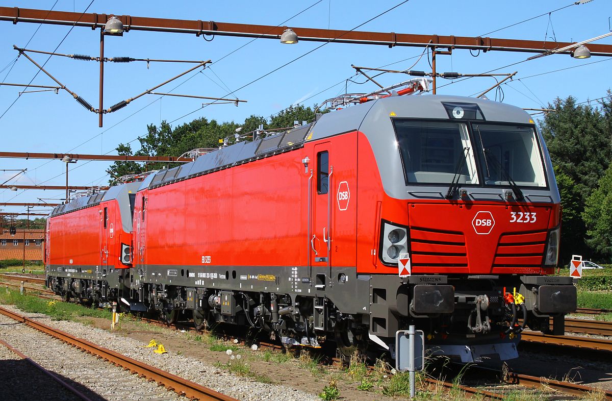 Am 01.08.2022 wurden weitere DSB Vectronen an die DSB ausgeliefert, hier die DSB EB 3233 und
EB 3234 abgestellt zum Weitertransport nach Kopenhagen in Pattburg/Padborg 