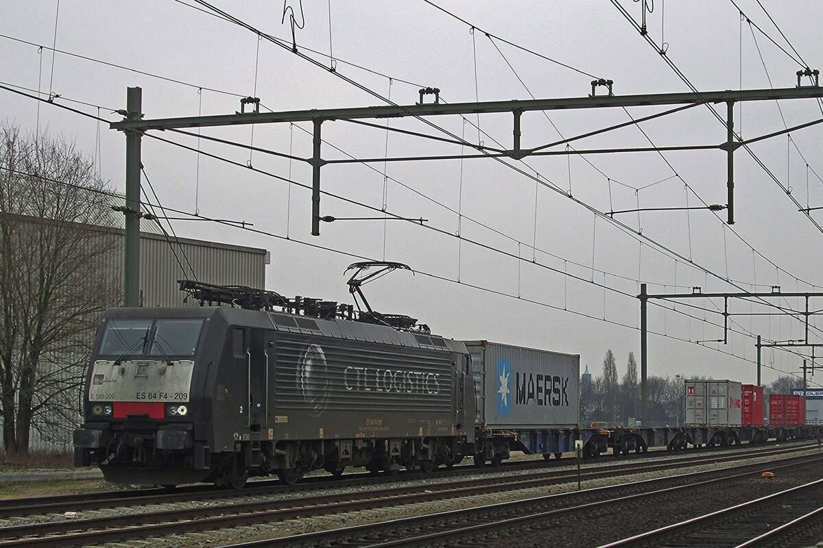 Am 11 Februar 2015 steht RTB 189 209 -noch mit die Merkmahle deren vorherigen MMieter ChemTRans Logistics- mit ein Containerzug in Blerick.