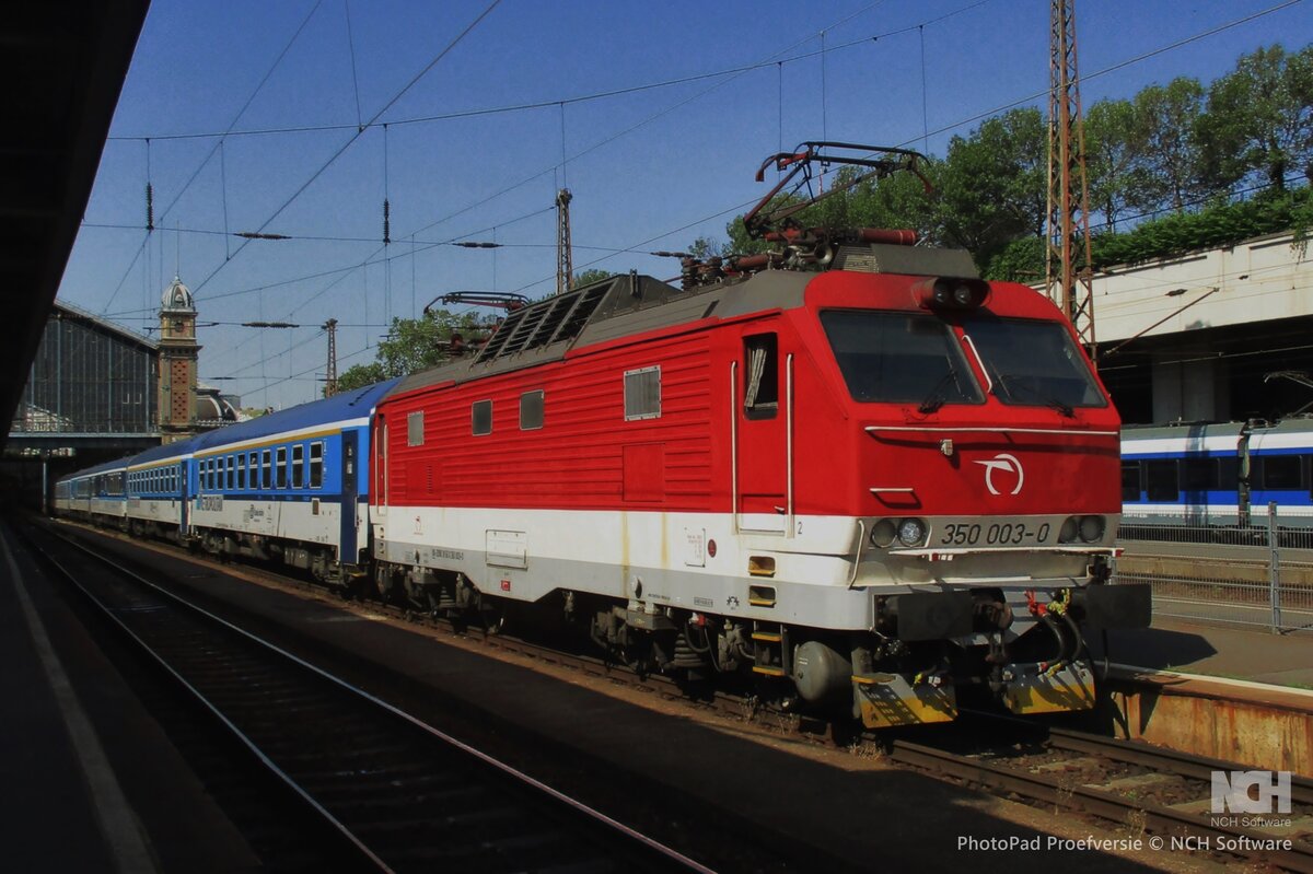 Am 11 Mai 2018 steht der noch mit Blonski-Farbenschema ausgestatteter 350 003 mit EC 'METROPOLITAN'für abfahrt bereit in Budapest-Nyugati.