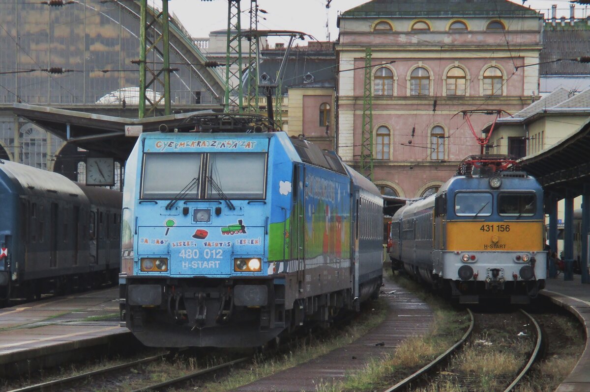 Am 12 Mai 2018 kam es zu diese kleiner Parallel in BUdapest-Keleti pu. mit rechts 431 156 und links 480 012.