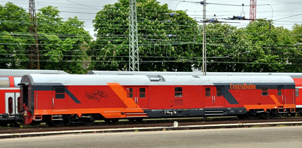 Am 12.05.2023 standen in Ulm zwei ex Packwagen der DB, jetzt bei der schweizer Centralbahn. Es sind Kuppelwagen für Fahrzeuge, die mangels fehlender Zulassung nicht selbstständig fahren können. Die Centralbahn der Schweiz hat vier Kuppelwagen. Es handelt sich um die RIC-Wagen: CH-CB 51 85 89-95 161-6 Dmz und CH-CBB 51 85 92 94 162-0 Dmz (090). Halter ist CH-CBB (Centralbahn). Diese Wagen sind bis 200 km/h zugelassen und haben eine Länge von26,40m mit einem Gewicht von 43 to; die Drehgestelltype ist MD 366.