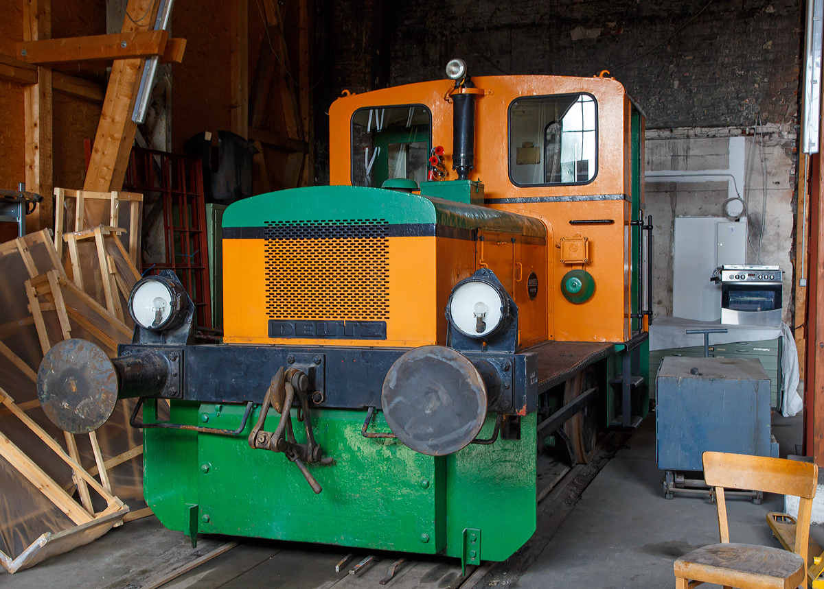 
Am 12.09.2015 bekam ich sie auch mal von vorne.....
Die DEUTZ 56792 eine Deutz Typ A4L 514 R eine Leihgabe an die Westerw�lder Eisenbahnfreunde 44 508 e. V. steht im Lokschuppen beim Erlebnisbahnhof Westerwald in Westerburg.

Die Lok wurde 1957 bei KHD unter der Fabriknummer 56792 gebaut und am 27.01.1958 an die Stadtwerke Gie�en ausgeliefert.

Die Diesellokomotive der Bauart A4L 514 R wurde von der Kl�ckner-Humboldt-Deutz AG in K�ln entwickelt und gebaut. Die f�r den leichten Rangierdienst vorgesehene Lokomotive verf�gt �ber einen 55 PS starken luftgek�hlten 4-Takt Dieselmotor, der die Maschine bei einem Dienstgewicht von 14 Tonnen auf die gr��te zul�ssige Geschwindigkeit von 15 Km/h beschleunigt. Die Lokomotive wurde in gro�er St�ckzahl in unterschiedlichen Spurweiten gebaut und fand weltweite Verbreitung.
