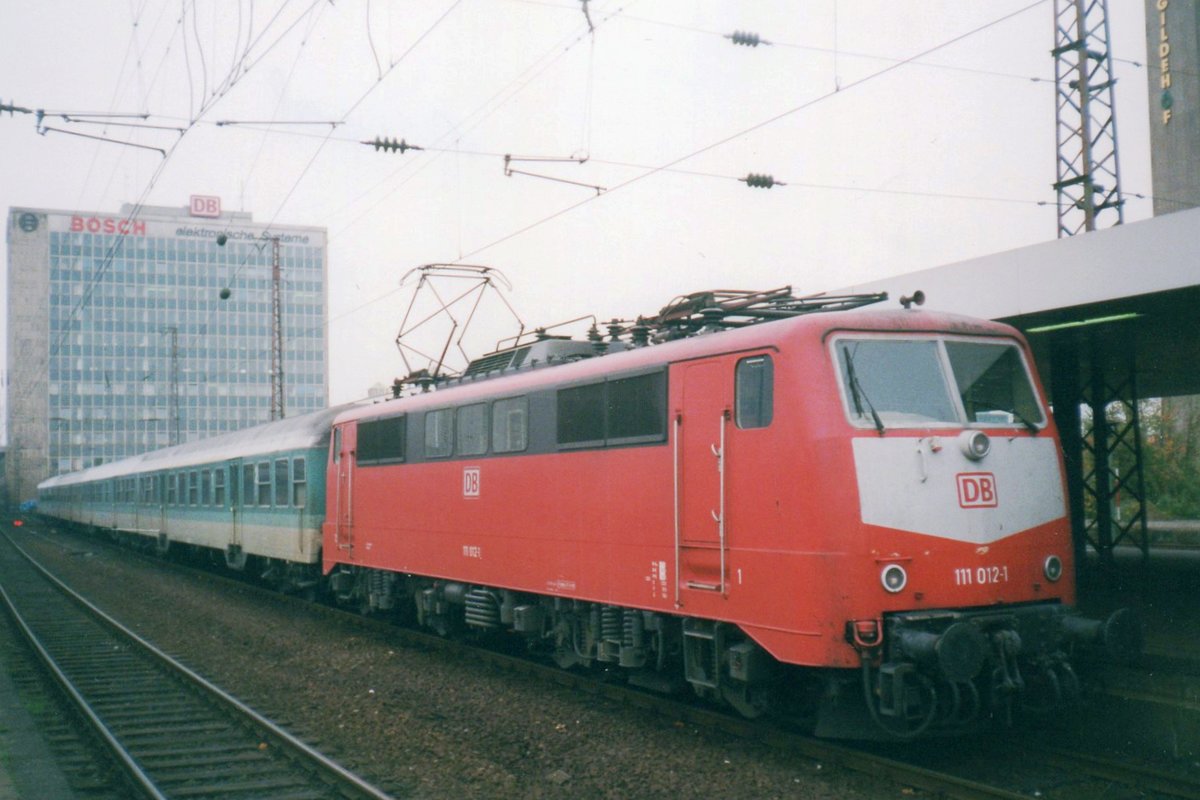Am 13 April 1999 verl�sst 111 012 mit ein RB Essen Hbf.