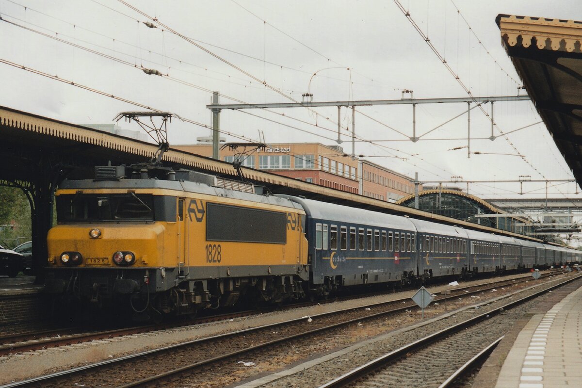 Am 13 Februar 2003 treft NS 1828 mit ein Pilgerzug aus Lourdes in 's-Hertogenbosch ein.