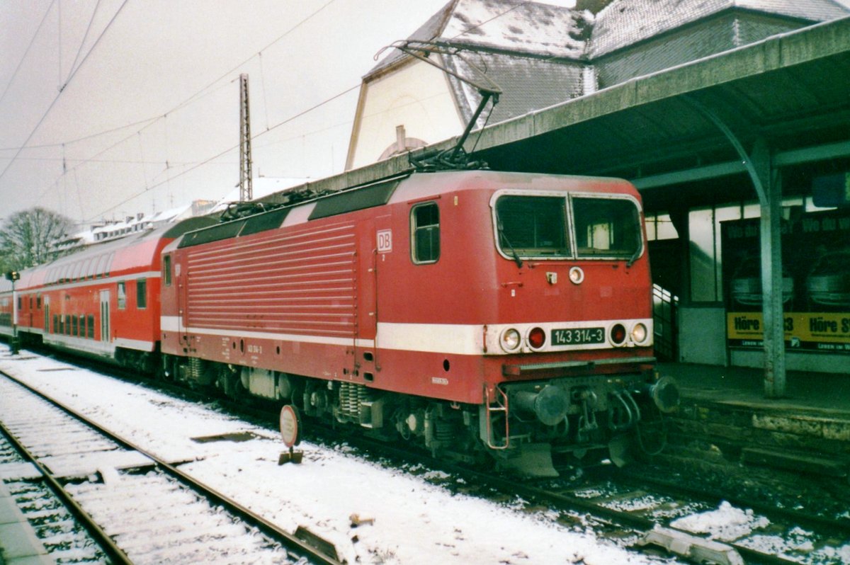 Am 13 Jänner 2001 steht 143 314 in Koblenz Hbf. 