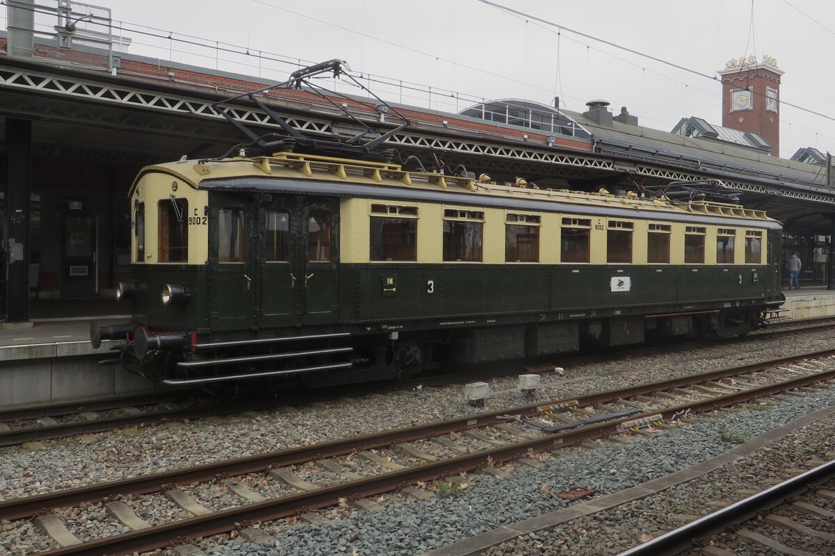 Am 16 April 2023 steht Blokkendoos 9002 in Nijmegen während ein Testfahrt.