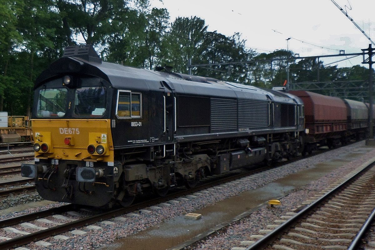 Am 16 Juli 2016 durchfahrt MRCE DE 675 Dordrecht.