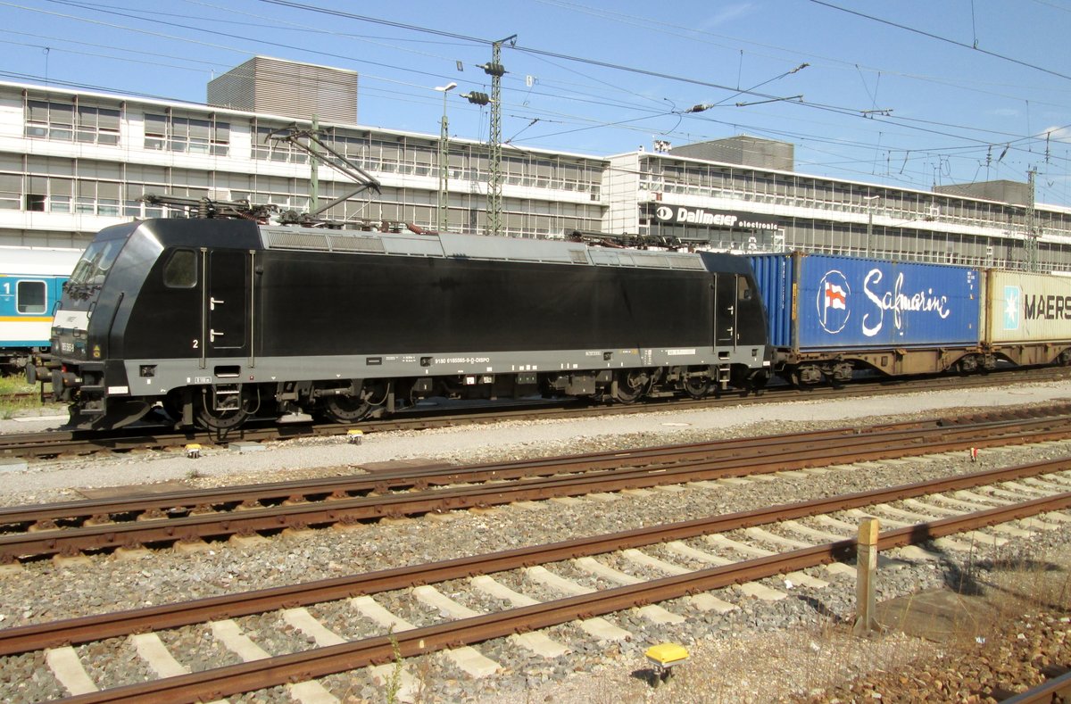 Am 17 September 2015 durchfahrt 185 565 Regensburg Hbf.